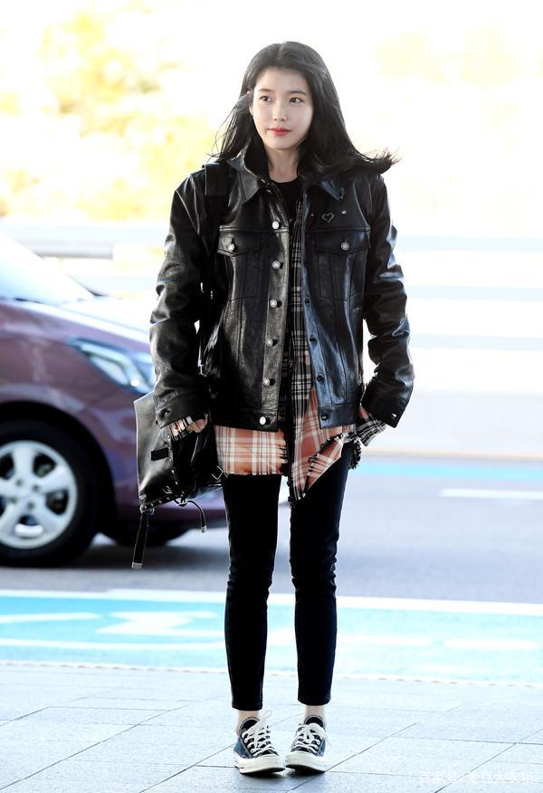iu李知恩皮夹克 牛仔裤的搭法,简约实穿保暖有型