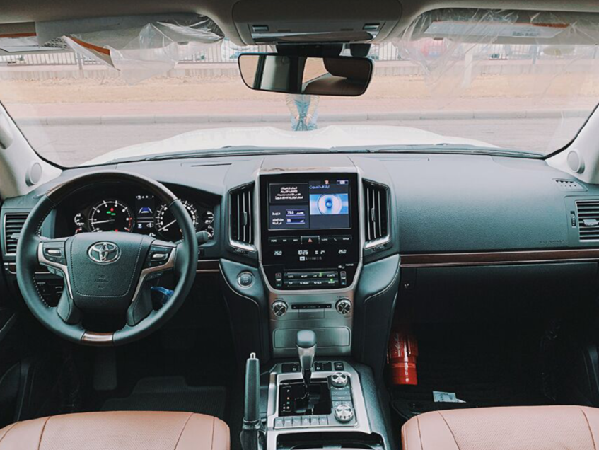 首台2020款丰田陆巡到店金属灰外观质感十足帅气不输新款x7