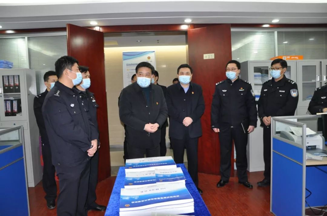 区长盛艳主持会议,区领导顾硕,徐曼,李建荣,张素东,张伟中,迮大猛