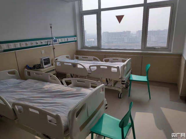 津南医院(新址)的感染病房床位(央广网记者 贾立梁 摄)在患者的收治上