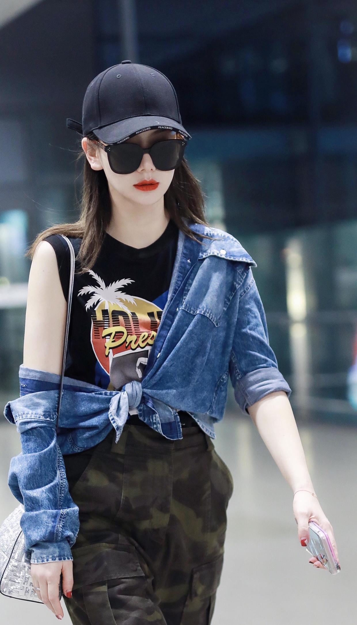 戚薇35岁少女感还那么强牛仔外套搭配迷彩色工装裤潮流又减龄