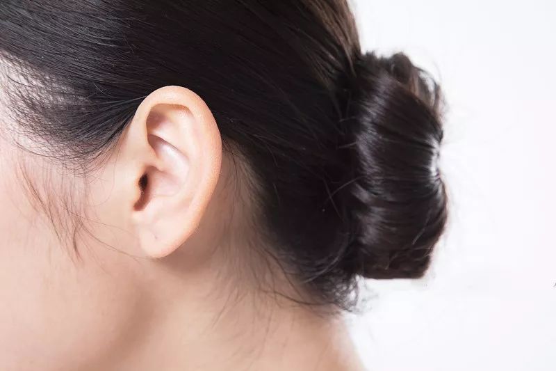 用右手漫过头顶往上提拉左侧耳朵32次;用同样的方法,用左手去提拉右侧