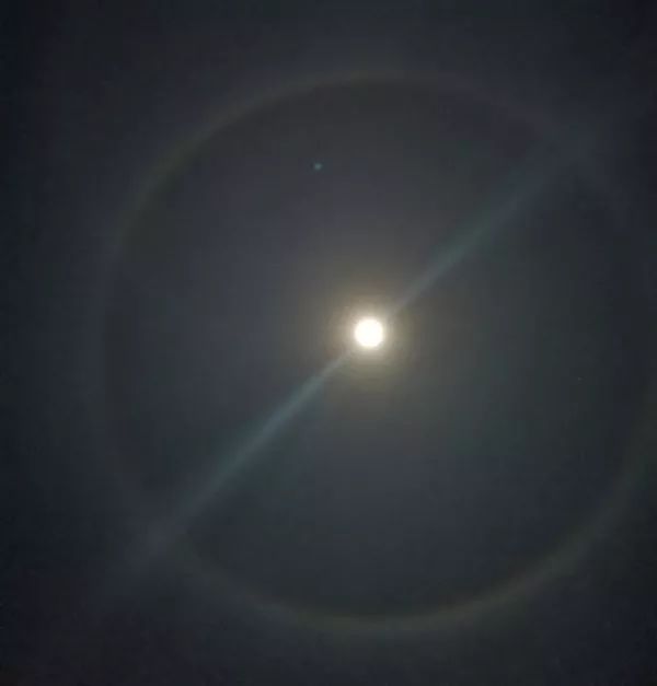 昨晚夜空惊现罕见月晕奇观你看见了吗