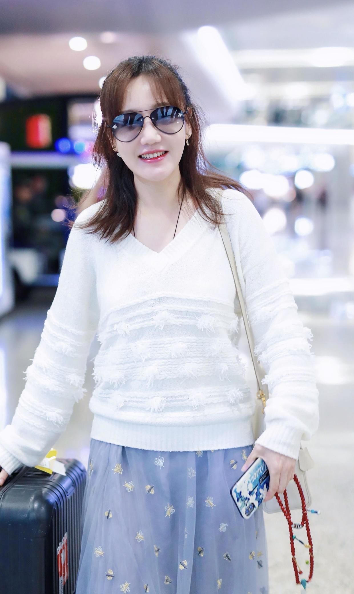 原创41岁薛佳凝保养得真好,白色上衣配浅蓝色半身裙高级优雅,真减龄