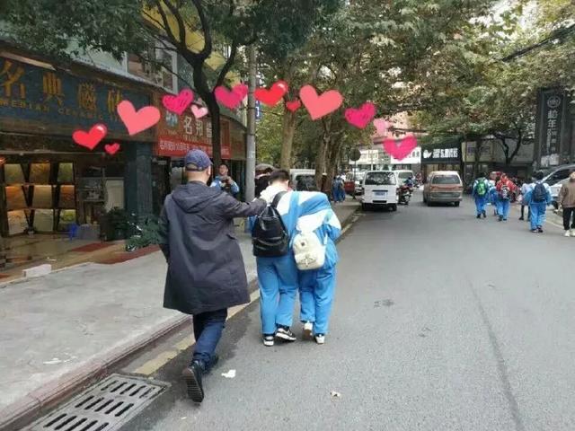 和女同学搭肩却被校长亲眼看到