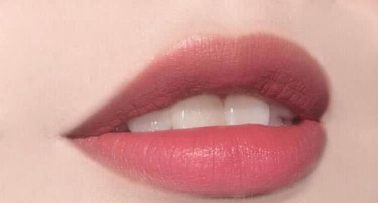 1.唇色变深但是,一些年轻女性出现衰老迹象,说明自己的身体也在衰老