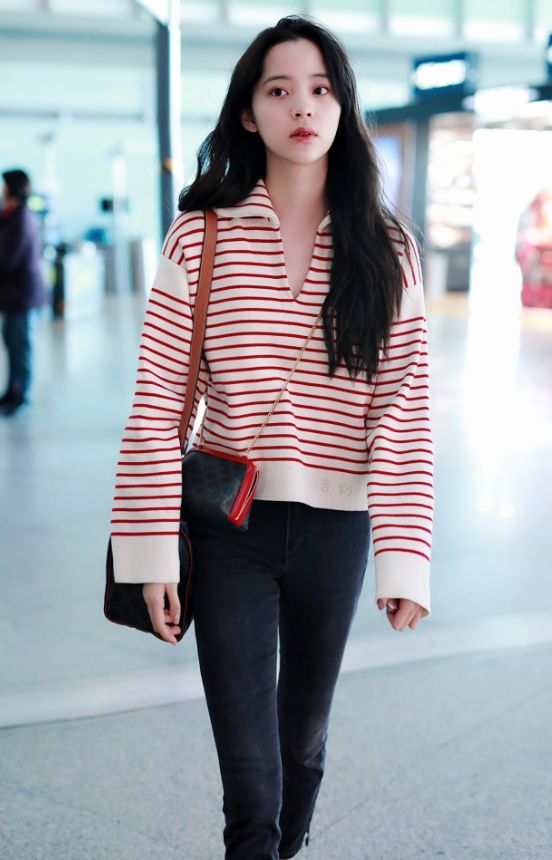 00后都嫌弃小白鞋了,欧阳娜娜又带火的"樱桃匡威",无敌潮