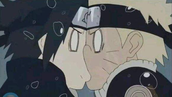 尽管她一直喜欢佐助,但是为了救鸣人也只能够给他做人工呼吸了