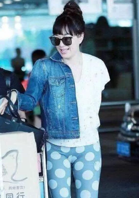 衣品差的明星关晓彤打扮随意像大妈宋茜羽绒服又贵又难看