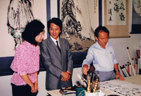此人叫爱新觉罗·毓嶦,生于1923年,是恭亲王溥伟的第七个儿子,所以他