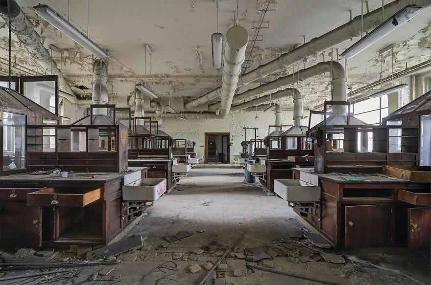 你见过废弃的游乐场,但你肯定没见过废弃的大学