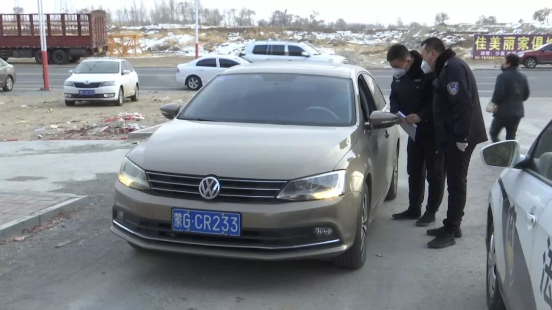 在开鲁县新城社区的玉龙公馆小区,包联单位县法院的工作人员在这里