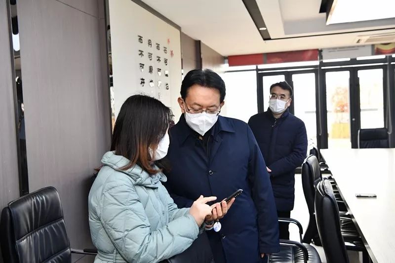 奚爱国深入城区2所学校专题检查师生居家隔离工作