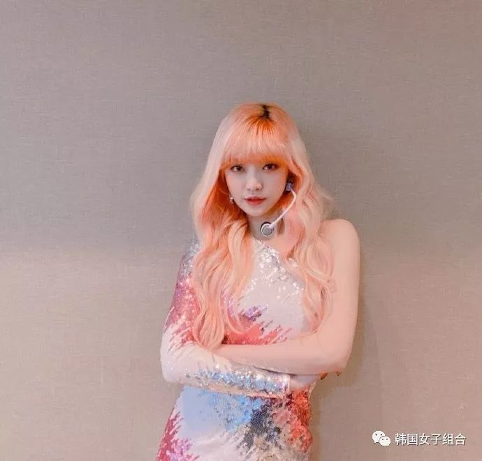 染了荧光橙发色的新人女团爱豆,看到了好多人的影子?