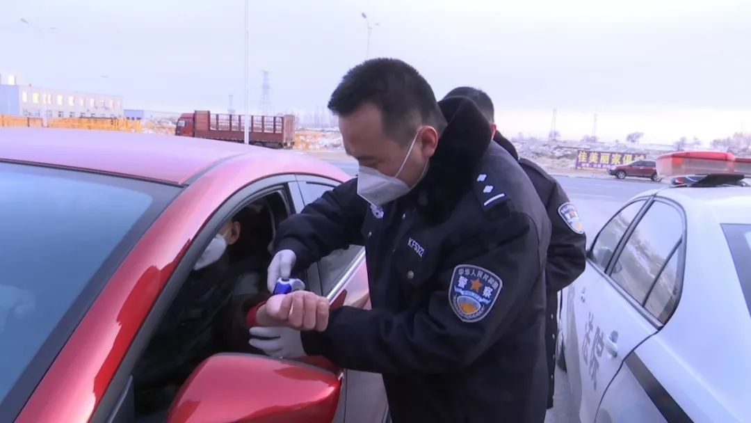 在开鲁县新城社区的玉龙公馆小区,包联单位县法院的工作人员在这里