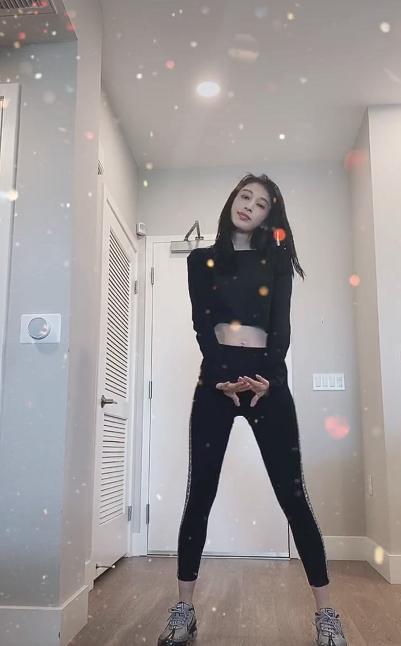 张俪大方秀细腰肚脐上的钻石意外抢镜扭动幅度太大尽显妖娆