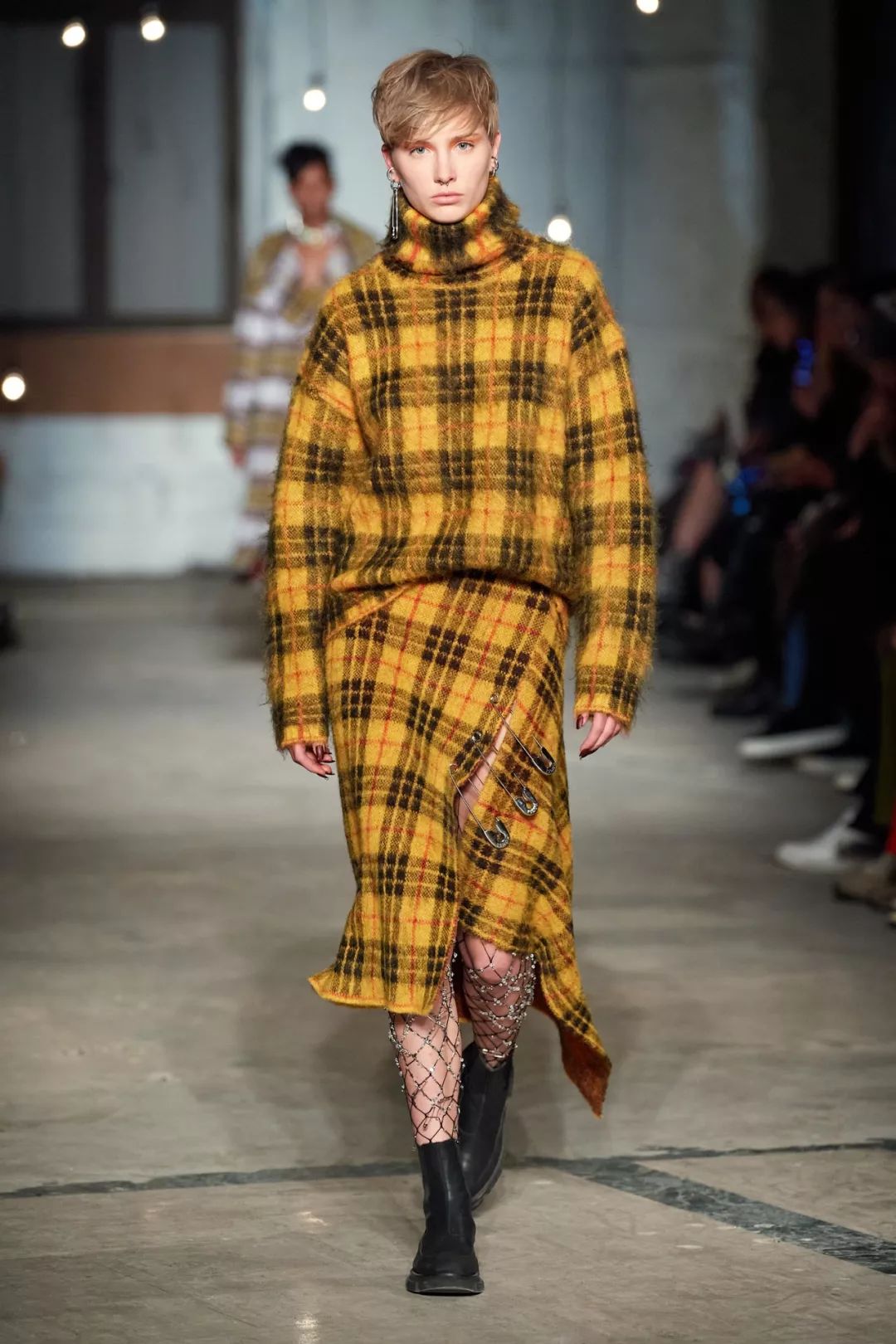 拖着拖地的格子裙穿着渔网紧身裤快乐朋克happypunkmonse2020秋冬系列