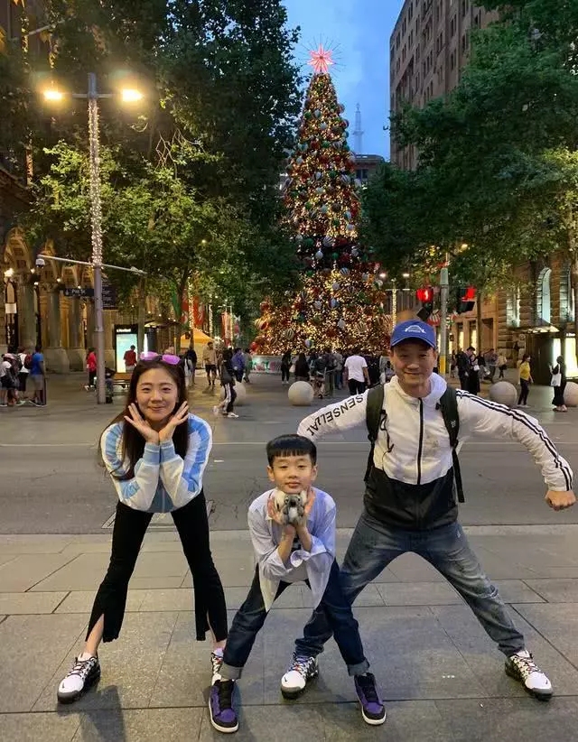 杨威晒老婆孩子在家健身,杨阳洋锻炼不忘耍酷