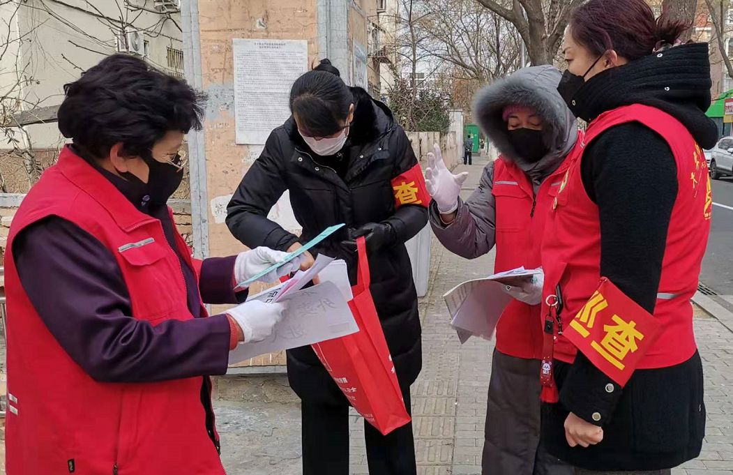 社区有爱,疫情防控工作考验重重,在疫情面前,社区工作人员用真诚打动