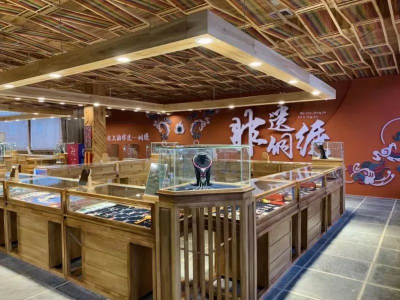 店名:月也"侗心"马岭鼓寨文创产品售卖展厅营业时间:8:30-17:30地址