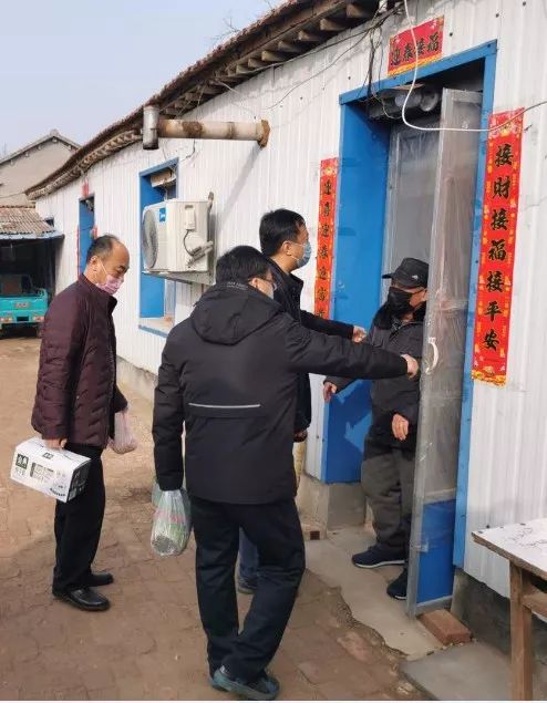 镇党委书记付建华,镇长彭国星到胡长顺家中走访慰问白庙村白金平老人