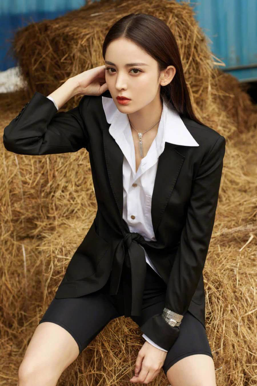 原创古力娜扎用西装配紧身热裤露出铅笔腿网友太细了