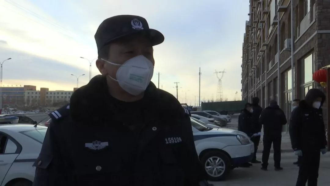 在开鲁县新城社区的玉龙公馆小区,包联单位县法院的工作人员在这里