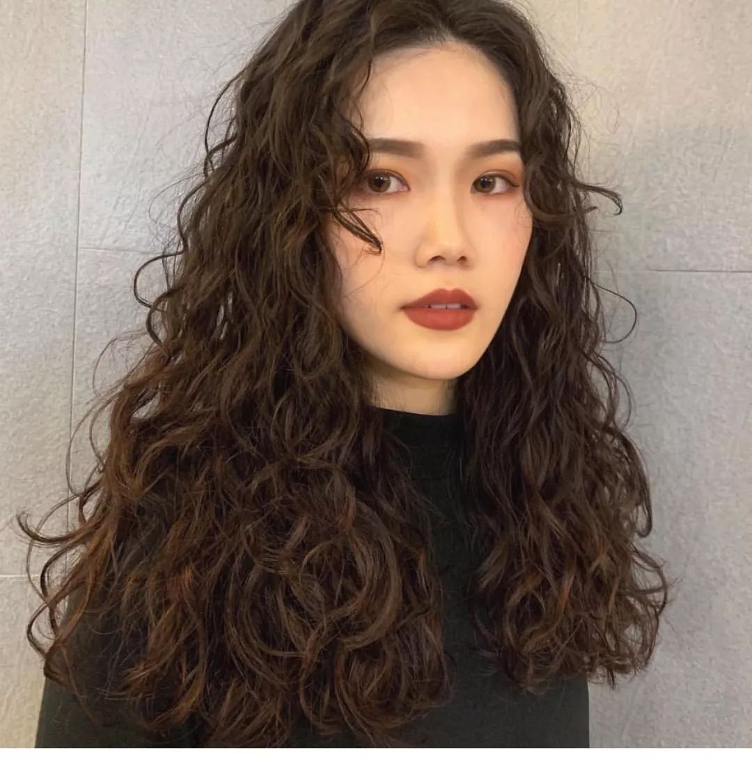 俏皮可爱的羊毛卷发型