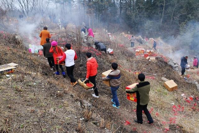 原创全国罕见大别山麓不一样的元宵夜亲朋结伴上坟山送灯祭祖