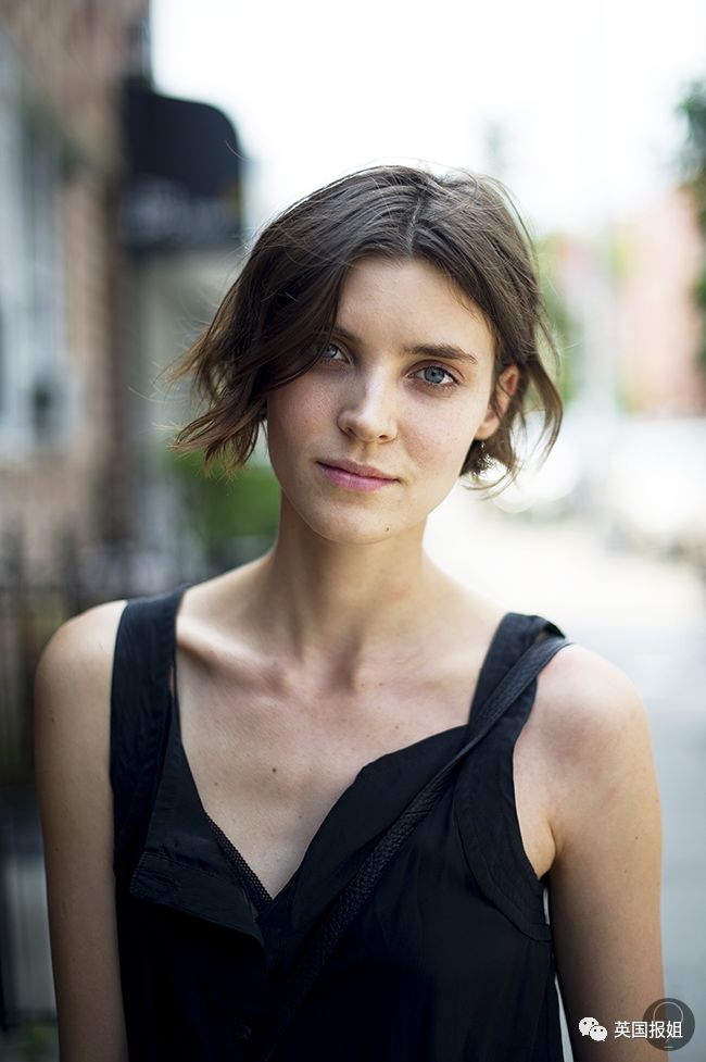 结果是,她在russell james的劝说下拍了裸照,但从未有机会去维密工作.