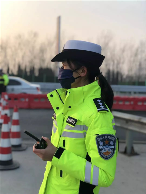 她是德州高速交警支队的宣传民警,面对疫情,她穿上警服随警作战,收集