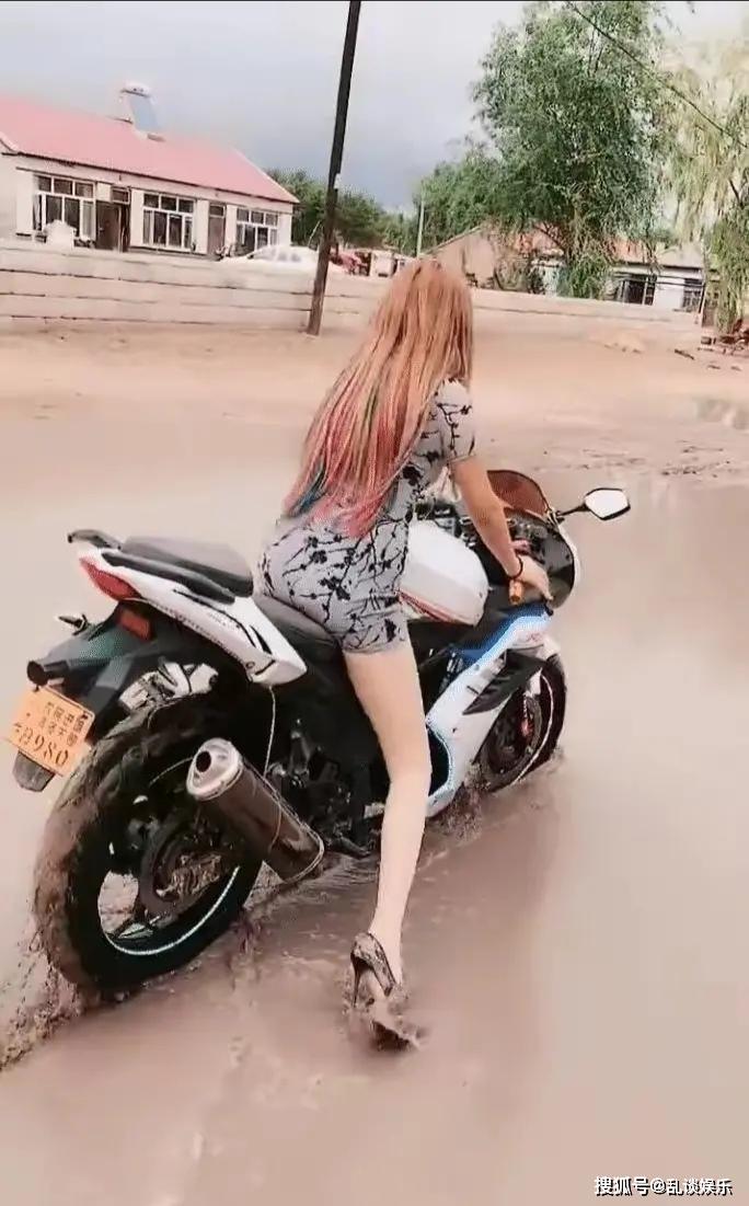 这么温柔的小姐姐想不到摩托车骑的比男人都熟练