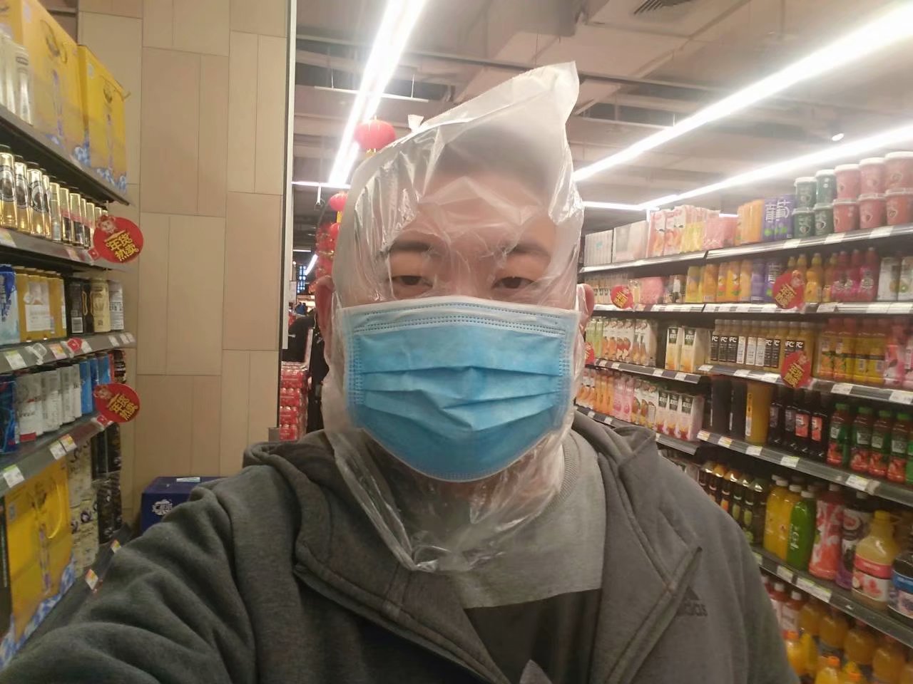 重庆小伙逛超市怕感染 塑料袋套头戴口罩双保险