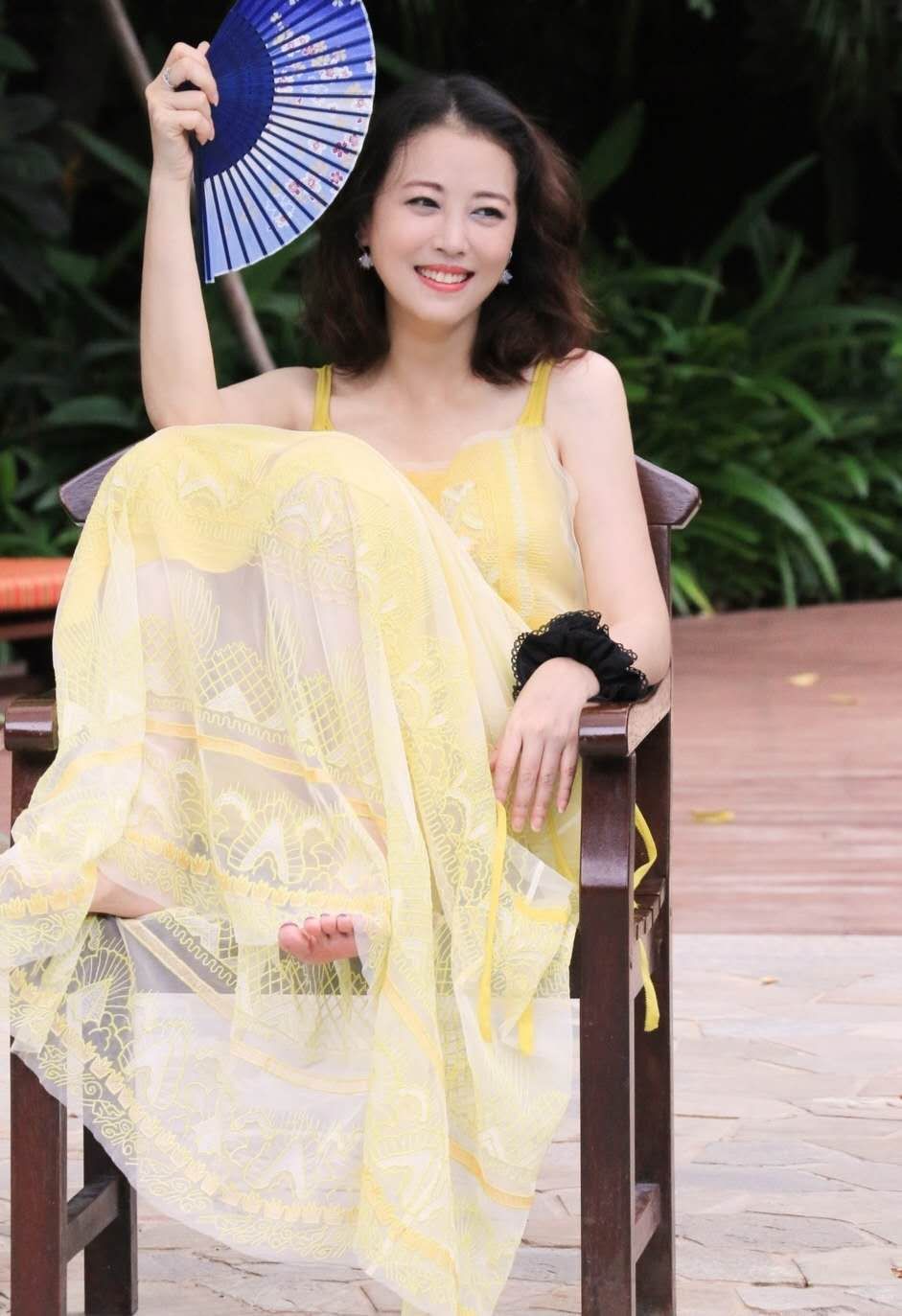 53岁周海媚不服老宅家穿花棉袄扎双马尾扮嫩却被大眼窝出卖