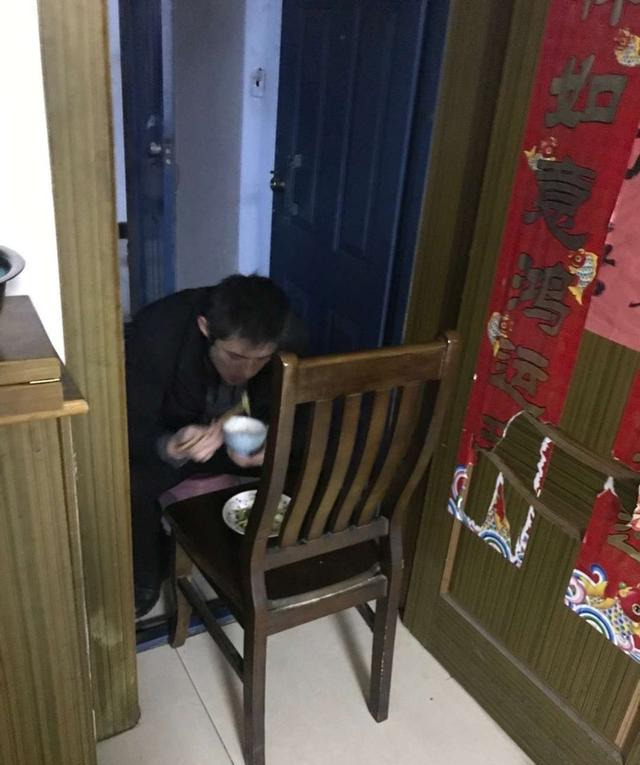 像这样蹲在家门口吃饭,10分钟不到就能吃完了,吃完可以早点继续工作.