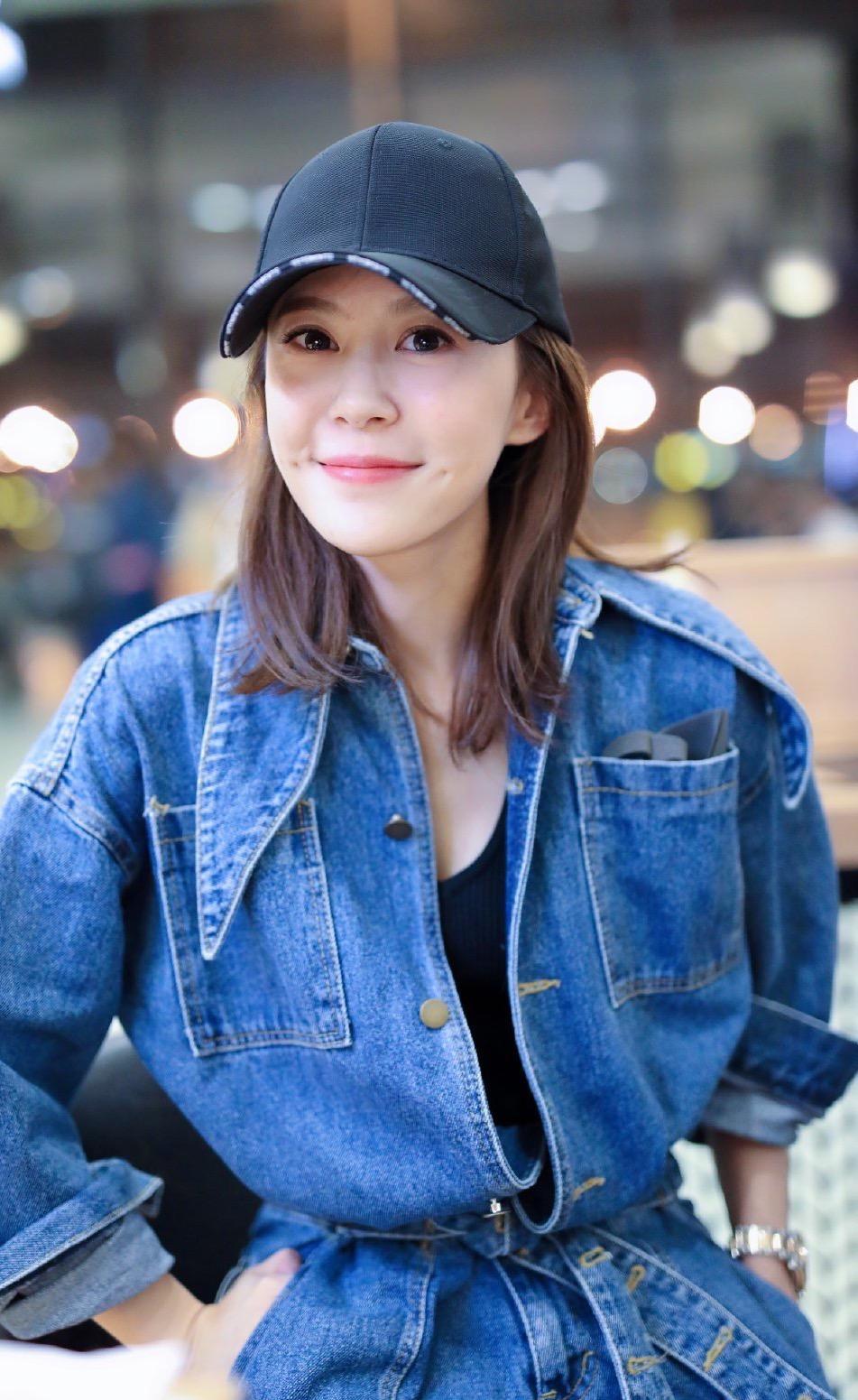 李金铭终于"红"了,锁骨短发搭配牛仔连衣裤走机场,高级又时髦