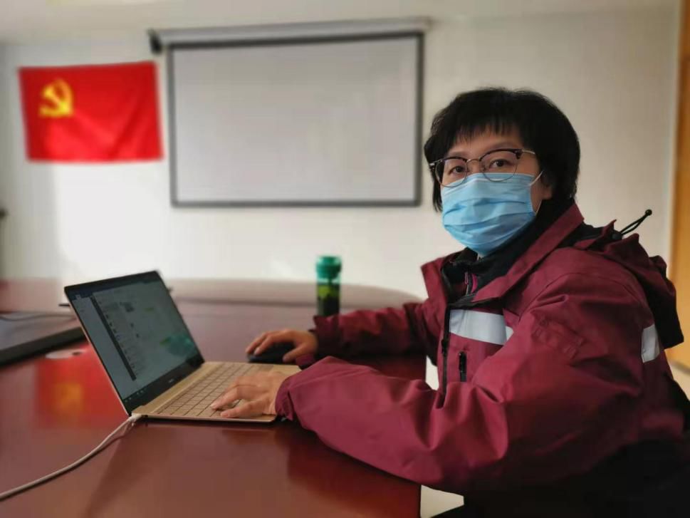 战疫场上的铿锵玫瑰