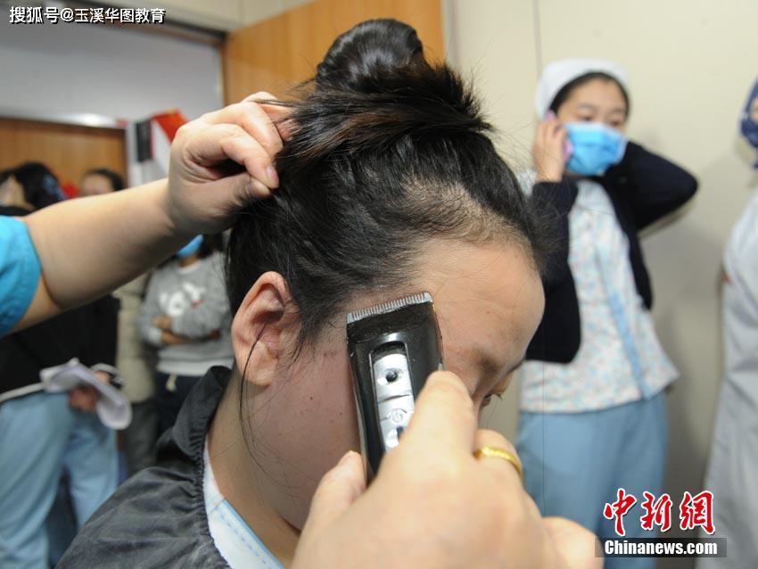 为了方便穿脱防护服,所有医生护士主动要求剪掉自己的头发
