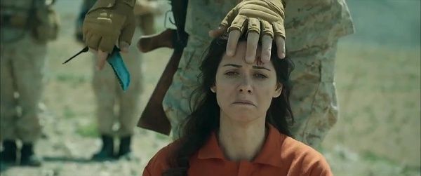 影片开始镜头就给了一名土耳其异见自由女记者,被恐怖分子抓获并判处