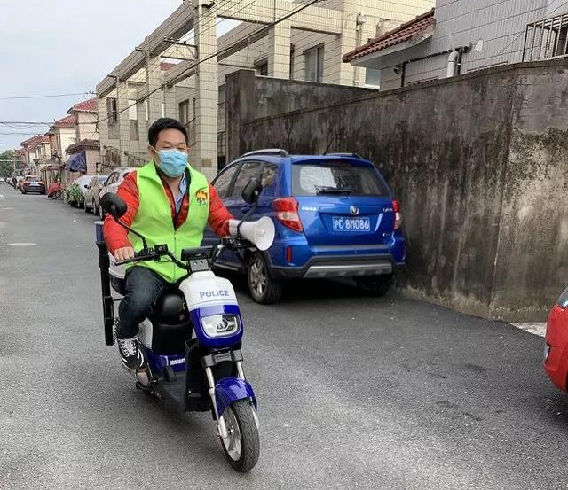 不仅如此,"小喇叭"广播还吸引来了一名退休教师李妙秀,她带着自创防疫