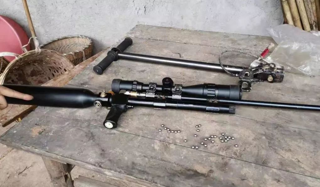 根据线索进行摸排后,民警在苟某家中楼梯处发现一支气枪,一个打气筒和