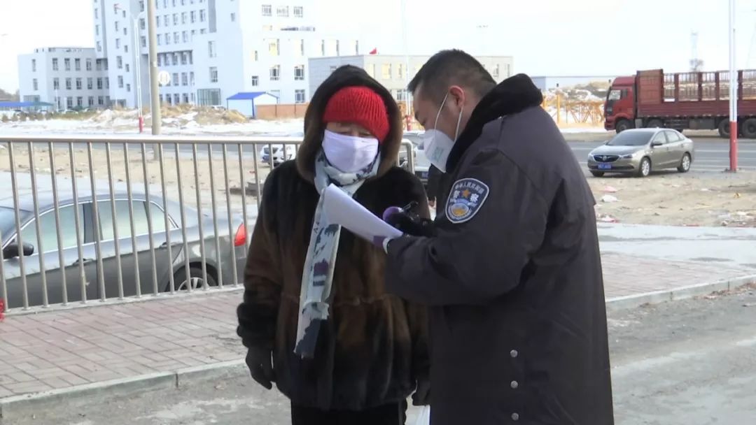 在开鲁县新城社区的玉龙公馆小区,包联单位县法院的工作人员在这里
