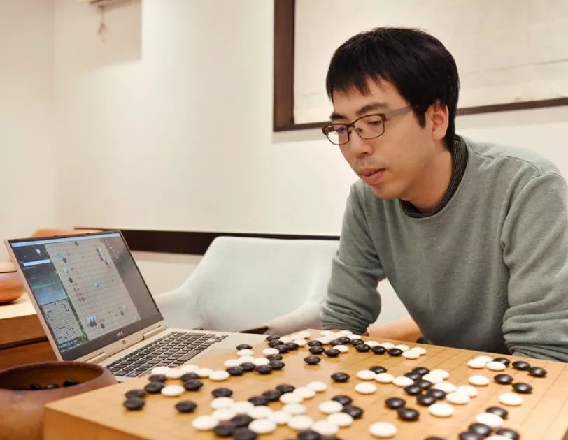 运用aws,探求下一手的日本棋手_围棋