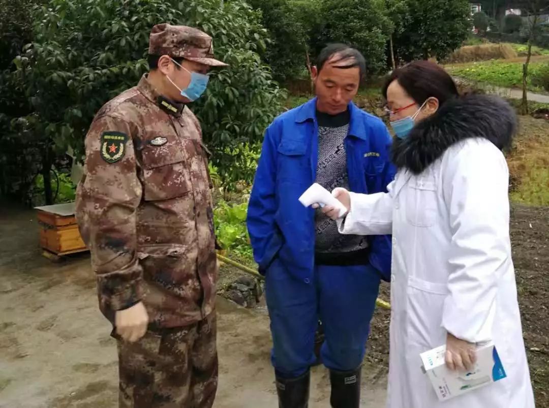图中左边第一位为杨富森的父亲妈妈是一名曾经参与非典一线战斗的护士