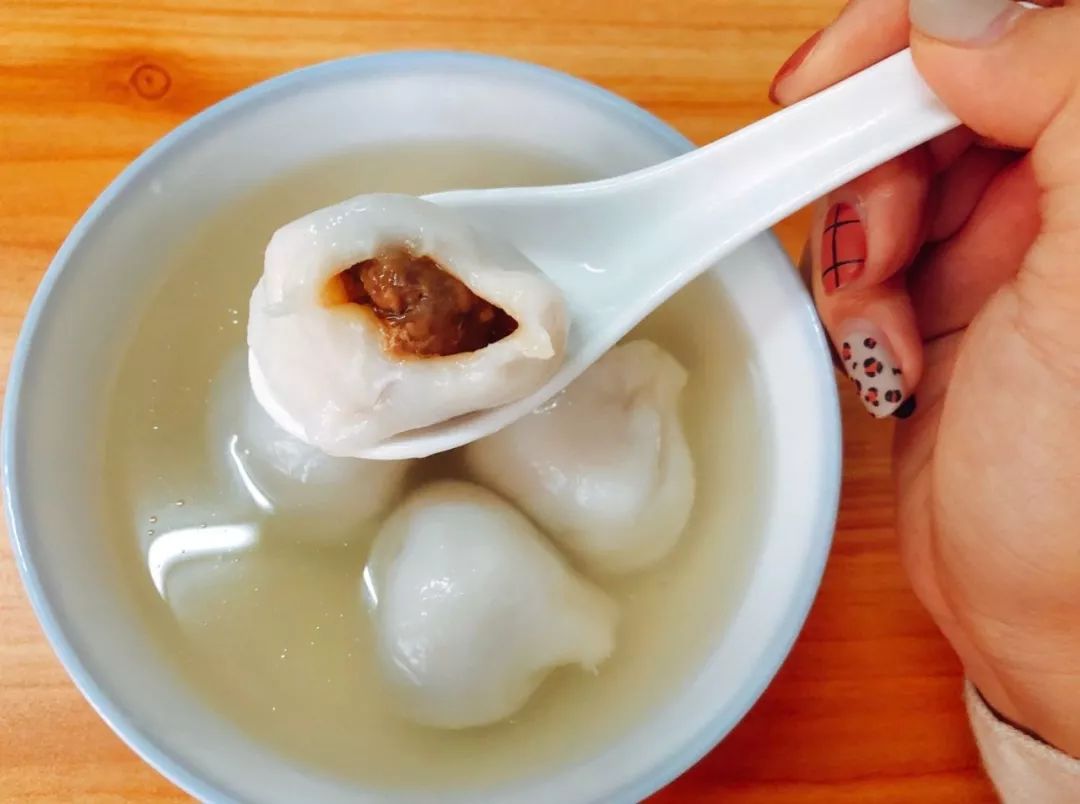 回来搓着一个个圆圆的汤圆白天我们走上街头买糯米粉,往年的元宵