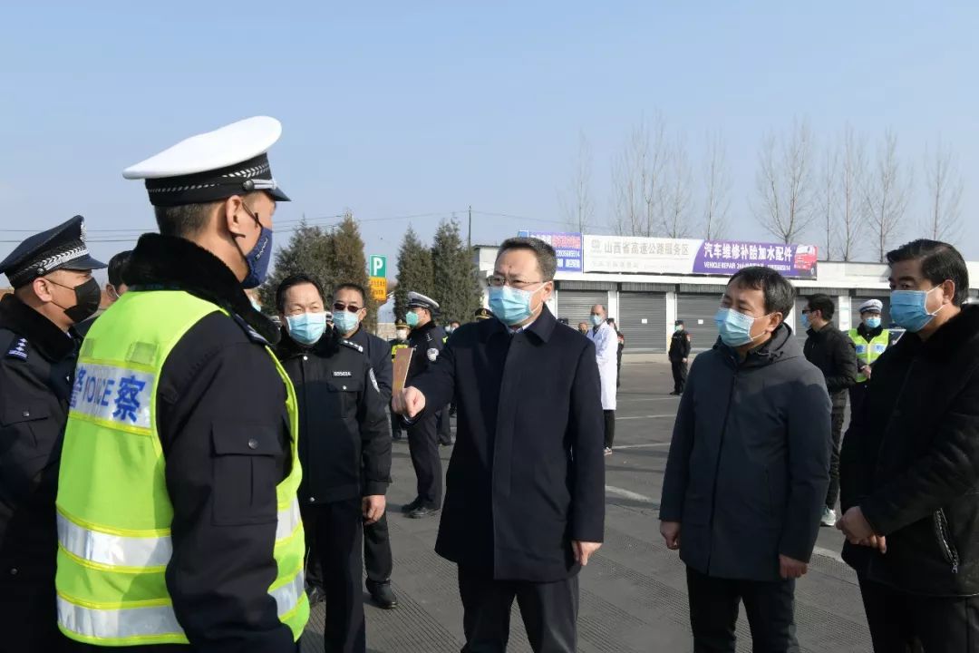 胡晓刚在各交通卡点慰问调研时强调扛牢属地责任守住高平阵地