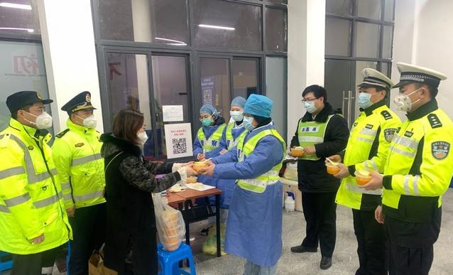 常嘉高速公路汾湖服务区查控点热腾腾汤圆,送给"最可爱的人"