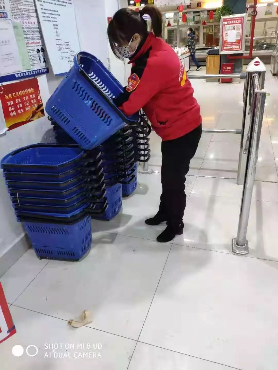 2月3日记者来到百大连锁超市金鼎购物中心店进行实地探访