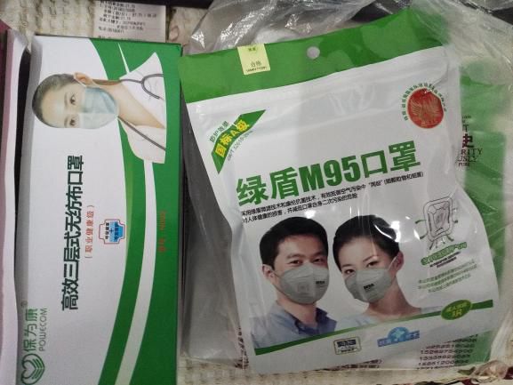 60只口罩向小区物业捐献颐和花园居民40只一次性医用口罩守的社区工作