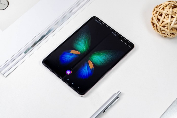 折叠屏形态多任务处理02三星w20025g版手机体验